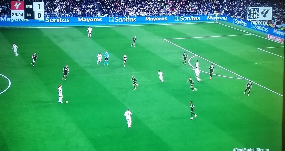 Kroos como pivote único. Camavinga y Fede cogiendo vuelo.

Temporadón de Toni Kroos que se traduce en decisiones acordes a esta. Ante un equipo ofensivo, Ancelotti decide defender las bandas con Rodry y Vini y el medio campo para esos 3. Total confianza para el alemán.