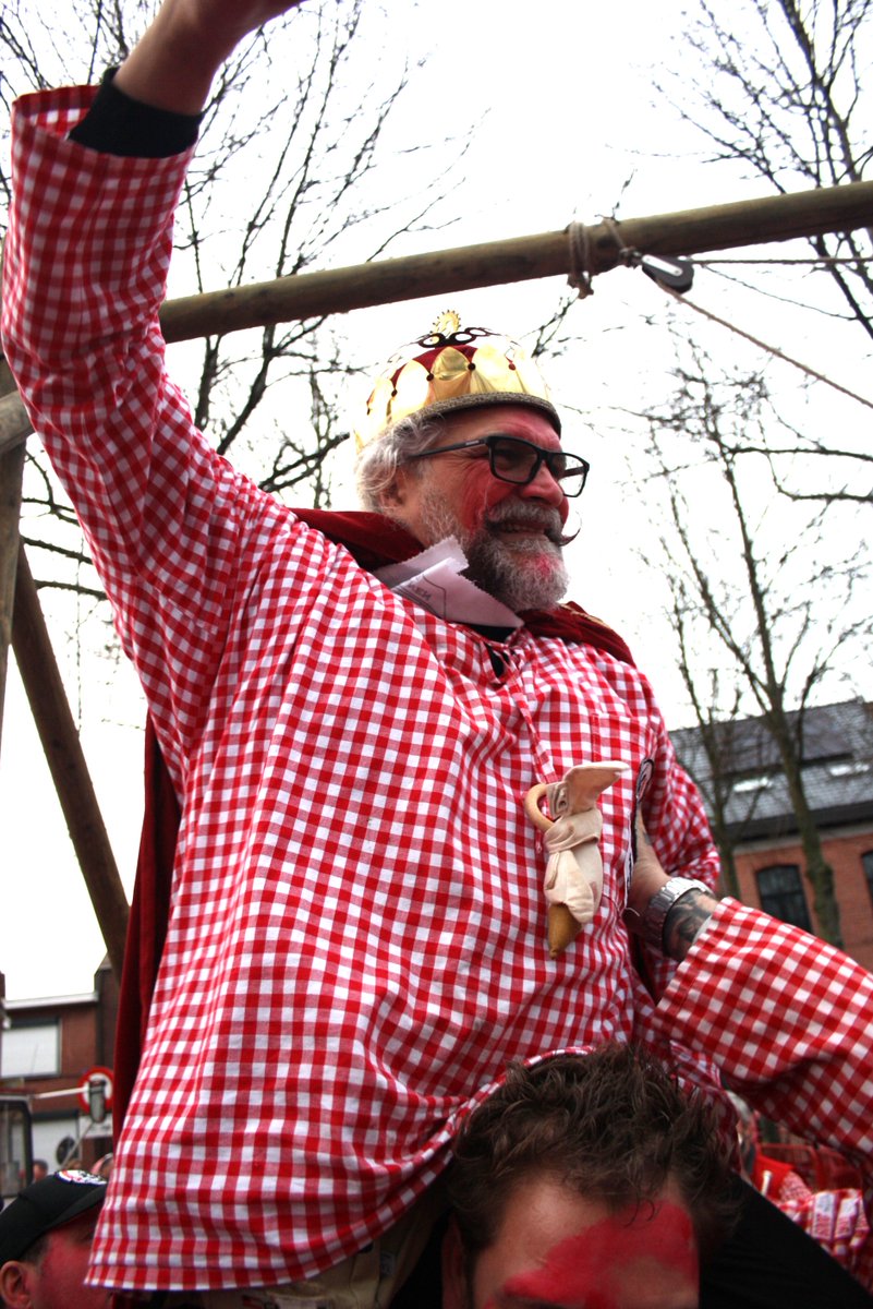 De eerste koningen zijn gekend. In Zandvliet volgt Steven Brusten zichzelf op als koning van de Veteranen. En bij de Lollemannen Berendrecht is het Dirk Lathouwers die bij zijn eerste deelname al de koningskroon weet de bemachtigen. Meer op bloggen.be/ganzenrijden #ganzenrijden