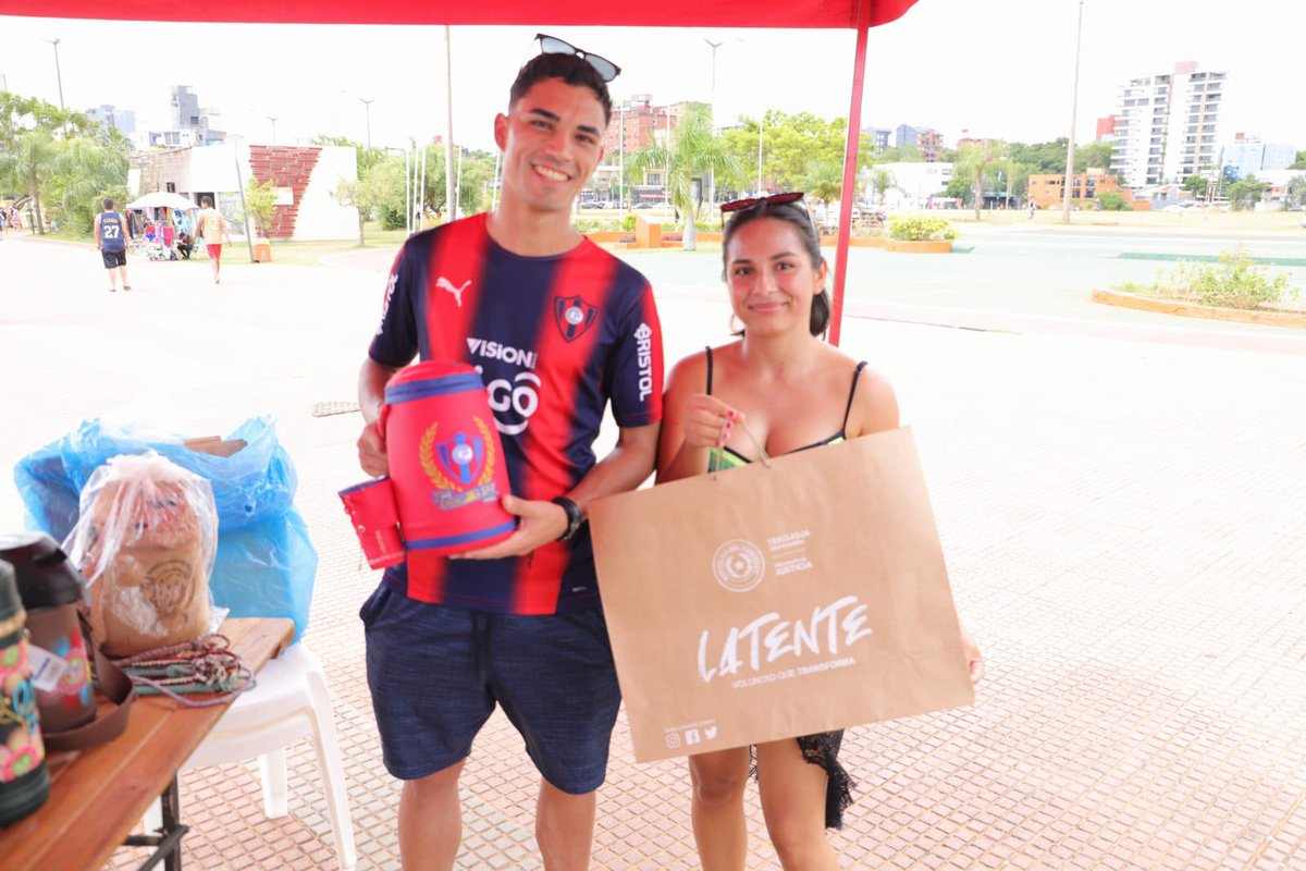 MJusticiaPy's tweet photo. 📍 Hoy continúa #LatentePy en la feria de la Playa San José, en la Costanera de #Encarnación.

¡Te esperamos con productos artesanales elaborados por las personas privadas de libertad!

🙌🏼 Tu compra es una oportunidad de esperanza para la reinserción.

#GobiernoDelParaguay 🇵🇾 https://t.co/UmMYOp4waG