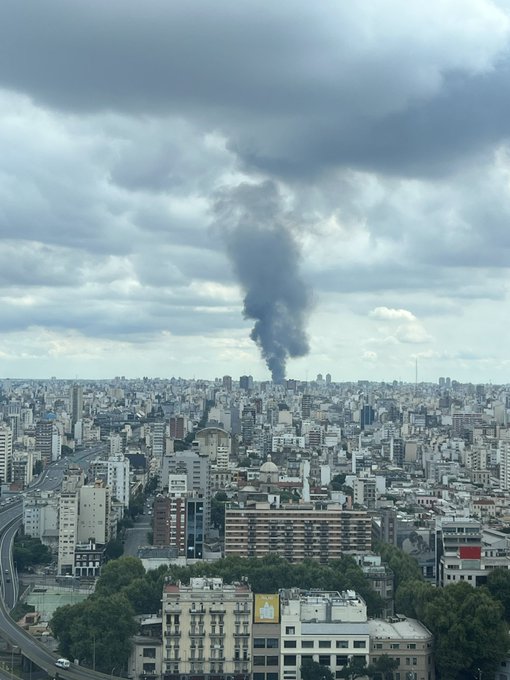 Hay un incendio muy grande, parece en la zona de Caballito. https://t.co/rmB4TA3Xx0