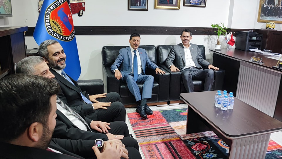 sinargunhan's tweet photo. Cumhur ittifakı İstanbul Büyükşehir Belediyesi Başkan Adayı Sayın Murat Kurum ve beraberindeki heyet odamızın Ataşehir Merkez binasını ziyaret ettiler.
 Korsan servis taşımacılığı ile ilgili sorunlarımızı, tip sözleşmedeki kazanılmış haklarımıza bir zarar gelmeden yıllık çalışma ruhsatı talebimizi, Tudes sistemi üzerinden korsan çalıştıran firmalara caydırıcı yaptırımlar uygulanması talebimizi, kademeli saat talebimizi,
Tip sözleşmede meslektaşlarımız lehine revizeler yapılması talebimizi kendisine ilettik.
Sayın Murat Kurum korsan servis taşımacılığını bitireceklerini, yıllık çalışma ruhsatımızı düzenleyeceklerini, trafiği rahatlatmak için çalışmalar yapacaklarını, kendi personelini öz mal araçlarıyla taşıyan işyerlerinin araçlarına barkodlu hologramlı bir sistem getirerek bunların korsan servislerden ayrılmalarını sağlayacaklarını belirttiler.

Nazik ziyaretleri için Sayın Murat Kurum ve beraberindeki heyete esnafımız adına teşekkür ediyorum.
@murat_kurum