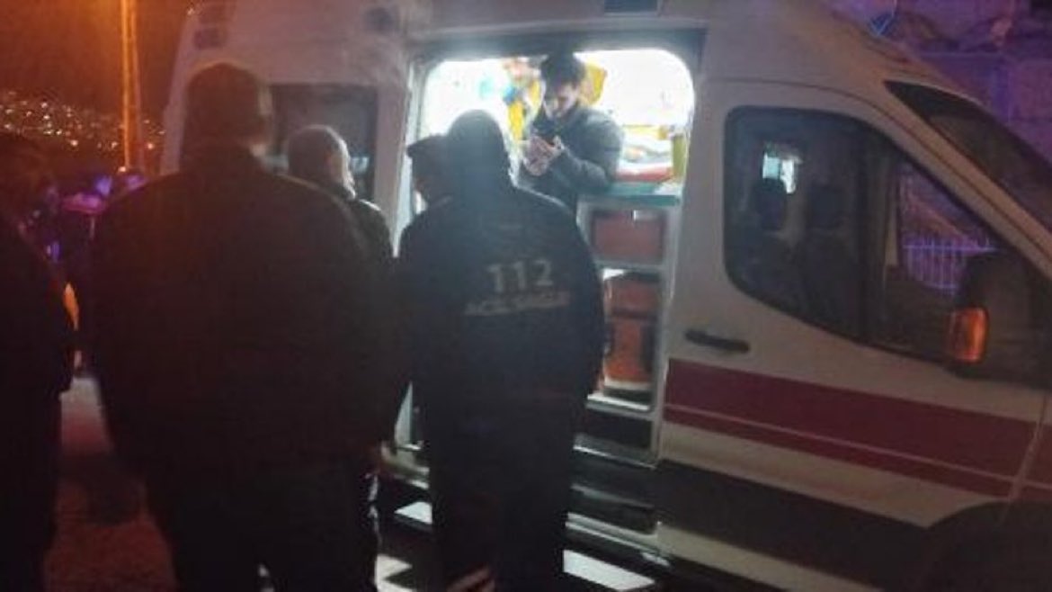 ajans_muhbir's tweet photo. Malatya’da Silahlı kavgaya karışan ve polisin ‘dur’ ihtarına durmayan Suriyeliler, polis aracına çarptı. (DHA) https://t.co/u1WZnn5FS6