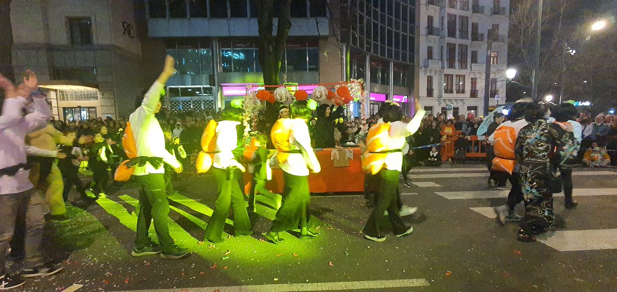 konpartsak's tweet photo. Ez ahaztu!! Kalejira bukatu ta gero, Plaza Barrian sari banaketa egingo dugu. Ez huts egin!!! 🎶👵🏻🎶🎭🎉#Aratusteak24 #HiriHerrietaIrakurri #Bilboko Konpartsak https://t.co/h30xwKUEr7