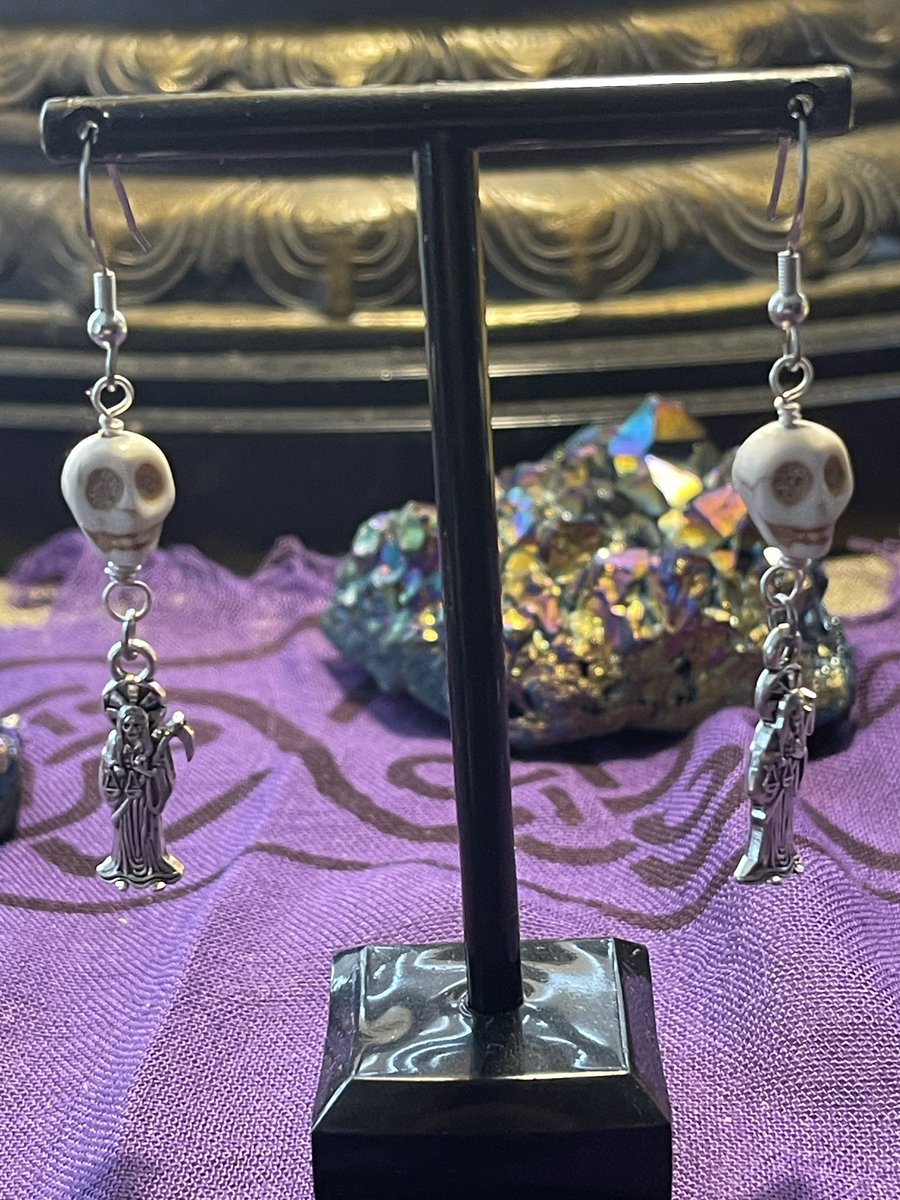 _EmpressCortana's tweet photo. I decided to combine my love of crystals with my love of The Bony Lady.
Magnesite Skull & Santa Muerte Earrings. Also a pair of Aqua Aura Quartz & Santa Muerte Earrings.
DM for inquiries.
🕯️🔮💀🔮🕯️💀#SantaMuerte
#SantisimaMuerte #Handmade
#CrystalMagick #CrystalEnergy https://t.co/I2BIIpQQlA
