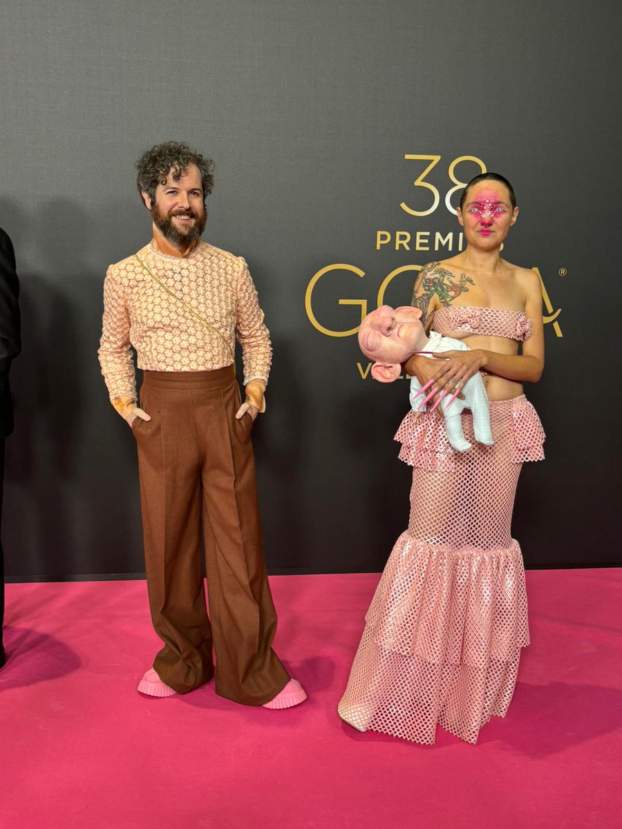 Conectamos con el frenopático, donde nuestros adictos al subvenciotanilo comienzan su desfile de Carnaval.