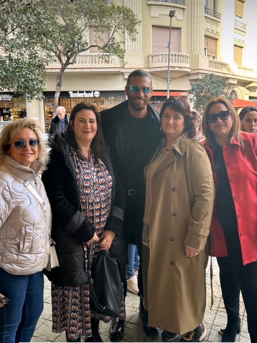 CanYamanNewsInt's tweet photo. #CanYaman with some fans outside: inside hotel 

#CanYamanSpain2024 #BreakTheWallSpain2024 #CanYaman https://t.co/ygEQFTpAsf