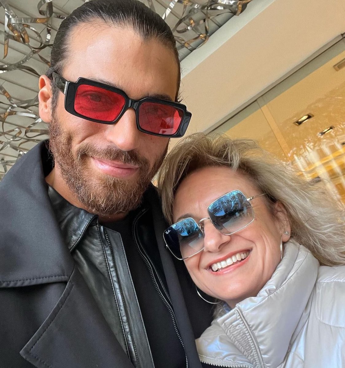 CanYamanNewsInt's tweet photo. #CanYaman with some fans outside: inside hotel 

#CanYamanSpain2024 #BreakTheWallSpain2024 #CanYaman https://t.co/ygEQFTpAsf