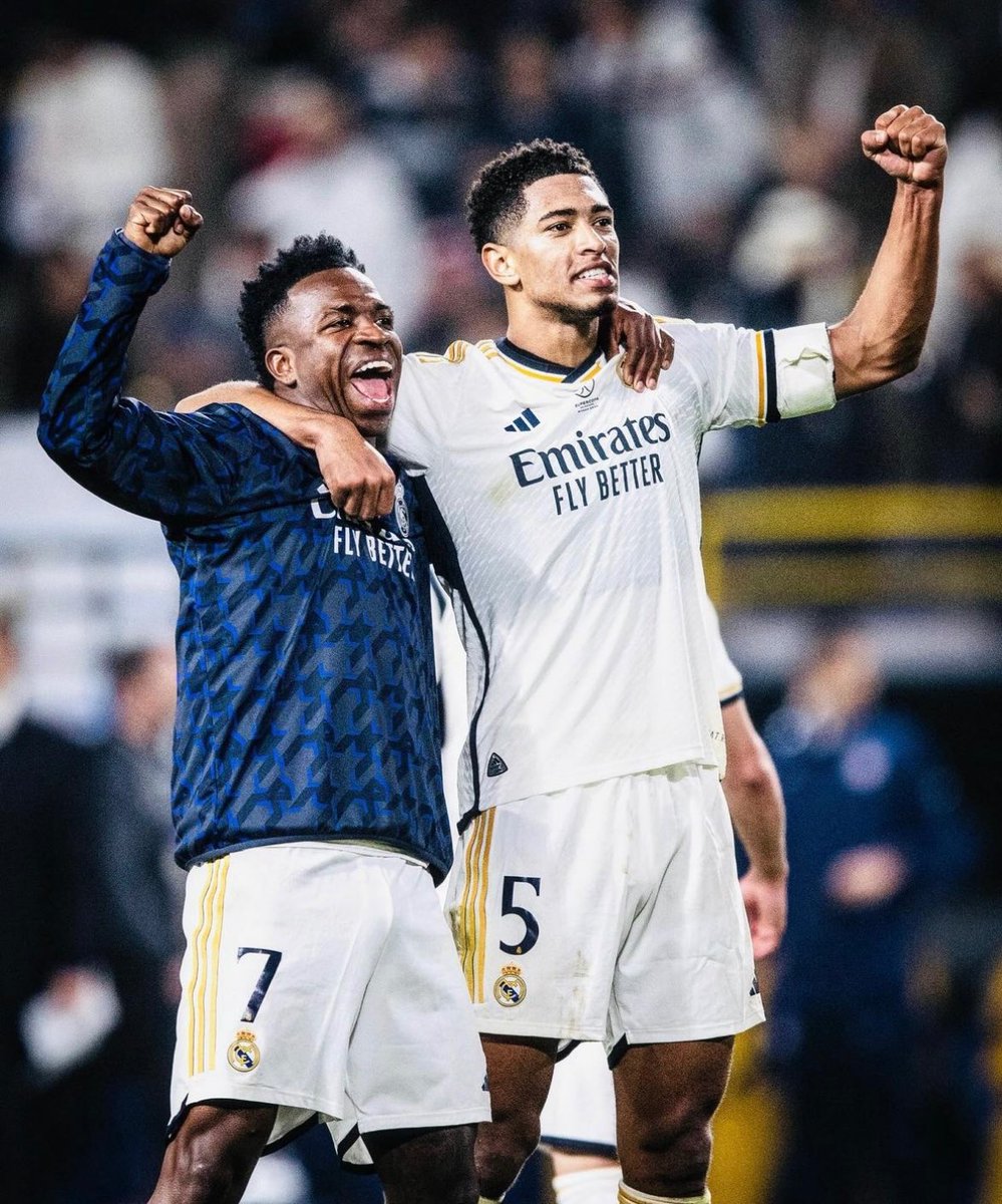 O melhor jogador do mundo e o melhor jogador do mundo.

Tanto faz.