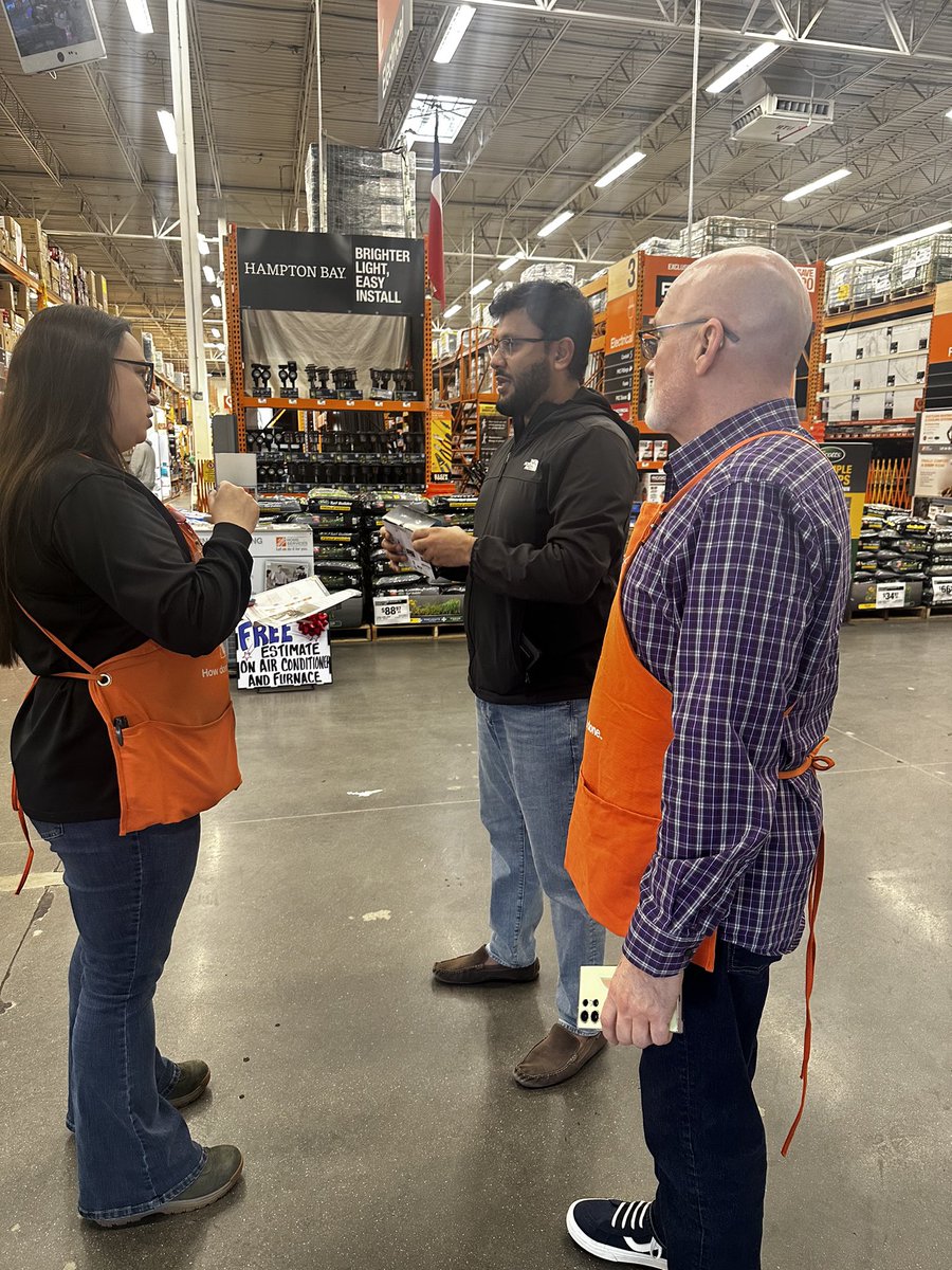 AmandaSpringHD's tweet photo. Helping customers with their installation needs and educating them on carpet installation at store 0527 North Plano. 
@AndreaD56176976 @Daniellemhaynes 
#homedepot #specialty https://t.co/Wh33scKajc