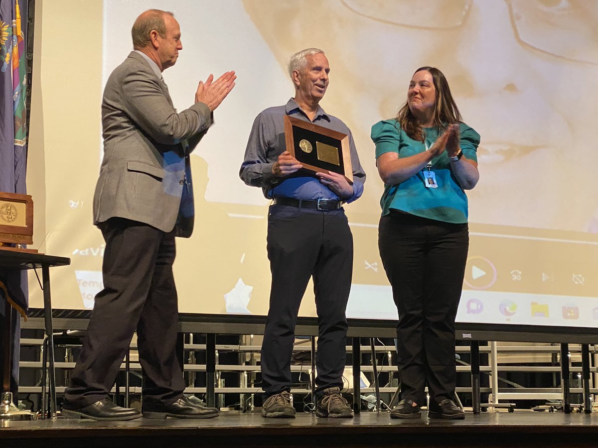 KSHSAA's tweet photo. Retired @EastHighAces teacher and Scholars Bowl coach David Shelly was recognized for induction into the Kansas State High School Activities Association Hall of Fame prior to the start of the Class 6A state Scholars Bowl tournament today at East. Shelly’s teams qualified for state all 27 of his years as coach and won 5 state titles.

#KSHSAACovered x @CapFed