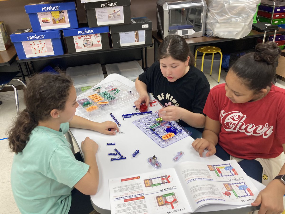 GracefulSTEM's tweet photo. What a great product. Rattlers used lights, speakers, resistors & switches to build circuits. They followed lessons in the workbook & then created their own circuits. Excellent opportunity for troubleshooting & applying learned concepts. #RabaSTEM @NISDSTEMLabs @SnapCircuits https://t.co/KWP1V7oUGe