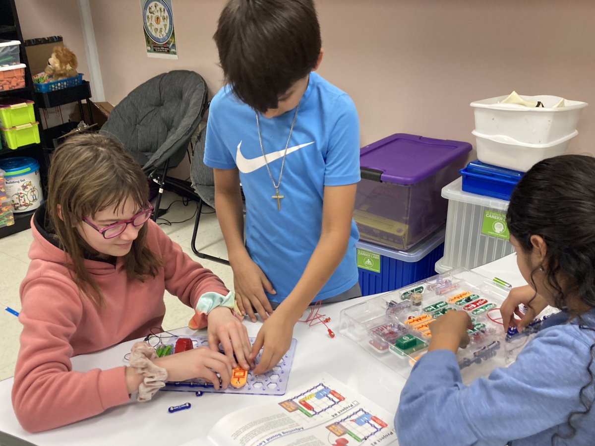 GracefulSTEM's tweet photo. What a great product. Rattlers used lights, speakers, resistors & switches to build circuits. They followed lessons in the workbook & then created their own circuits. Excellent opportunity for troubleshooting & applying learned concepts. #RabaSTEM @NISDSTEMLabs @SnapCircuits https://t.co/KWP1V7oUGe