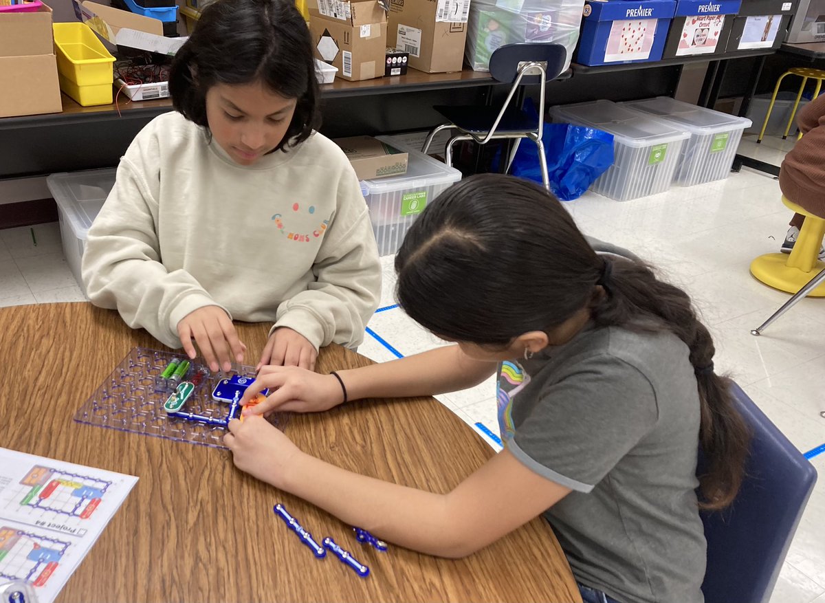 GracefulSTEM's tweet photo. What a great product. Rattlers used lights, speakers, resistors & switches to build circuits. They followed lessons in the workbook & then created their own circuits. Excellent opportunity for troubleshooting & applying learned concepts. #RabaSTEM @NISDSTEMLabs @SnapCircuits https://t.co/KWP1V7oUGe