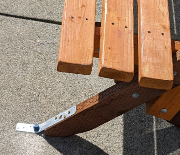 MingweiSamuel's tweet photo. i know that deck screws in framing ties is not up to (framing) code and we will be switching to Simpson SD connector screws and these sturdier corner brackets #benchmaxxing https://t.co/b8UfhaVlIn