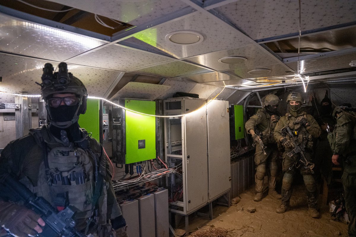 Onder het hoofdkwartier van <a href="/UNRWA/">UNRWA</a> in #Gaza heeft de <a href="/IDF/">Israel Defense Forces</a> een ondergronds datacenter van #Hamas ontdekt, compleet met woonvertrekken voor personeel. De serverfarm zat recht onder het UNRWA-complex in Gaza-Stad. Het is onbestaanbaar dat de VN-organisatie hier niet van wist.