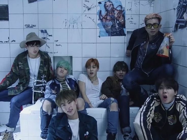 _straykidsss's tweet photo. Gente super apoio o bts fazer recriação de álbuns antigos quando eles voltarem😭
#BTS#btshyyh https://t.co/6VEQyQe4Nu