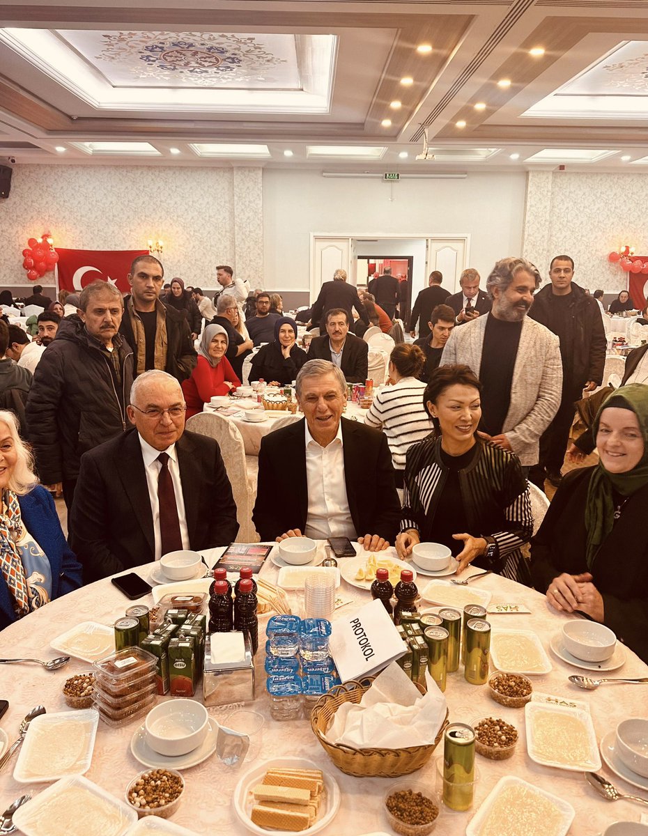 Bu akşam İstanbul’da Ereğlili kardeşlerimizle buluştuk. Gelenekselleşen Arabaşı Gecesi’nde kardeşlerimizle aynı sofrayı paylaştık. 

Kıymetli hemşehrilerimizin desteği, bize güç kuvvet verdi.

#BizHazırız