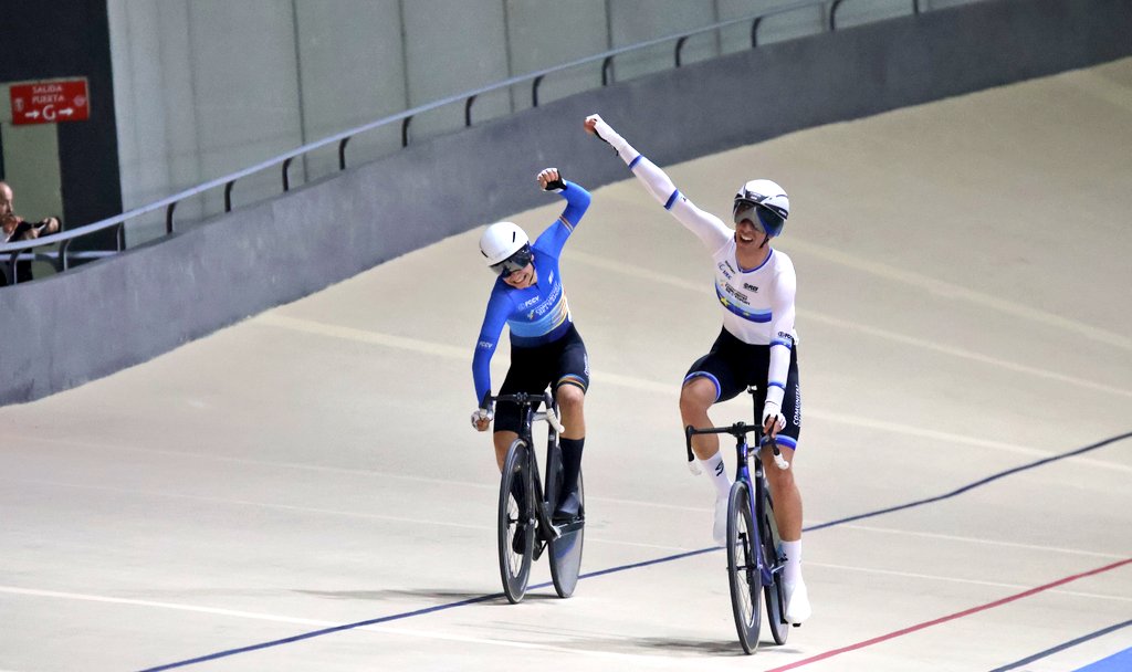 #CEOmniumMadisonDosHermanas24 | ¡Exhibición de Héctor Álvarez para coronarse como campeón de España de Omnium junior! 🤩

👉 Álvarez ha ganado vuelta junto a Rubén Sánchez y al momento ha saltado de nuevo junto a Antonio Ramírez para coger otra vuelta más y hacerse con el título