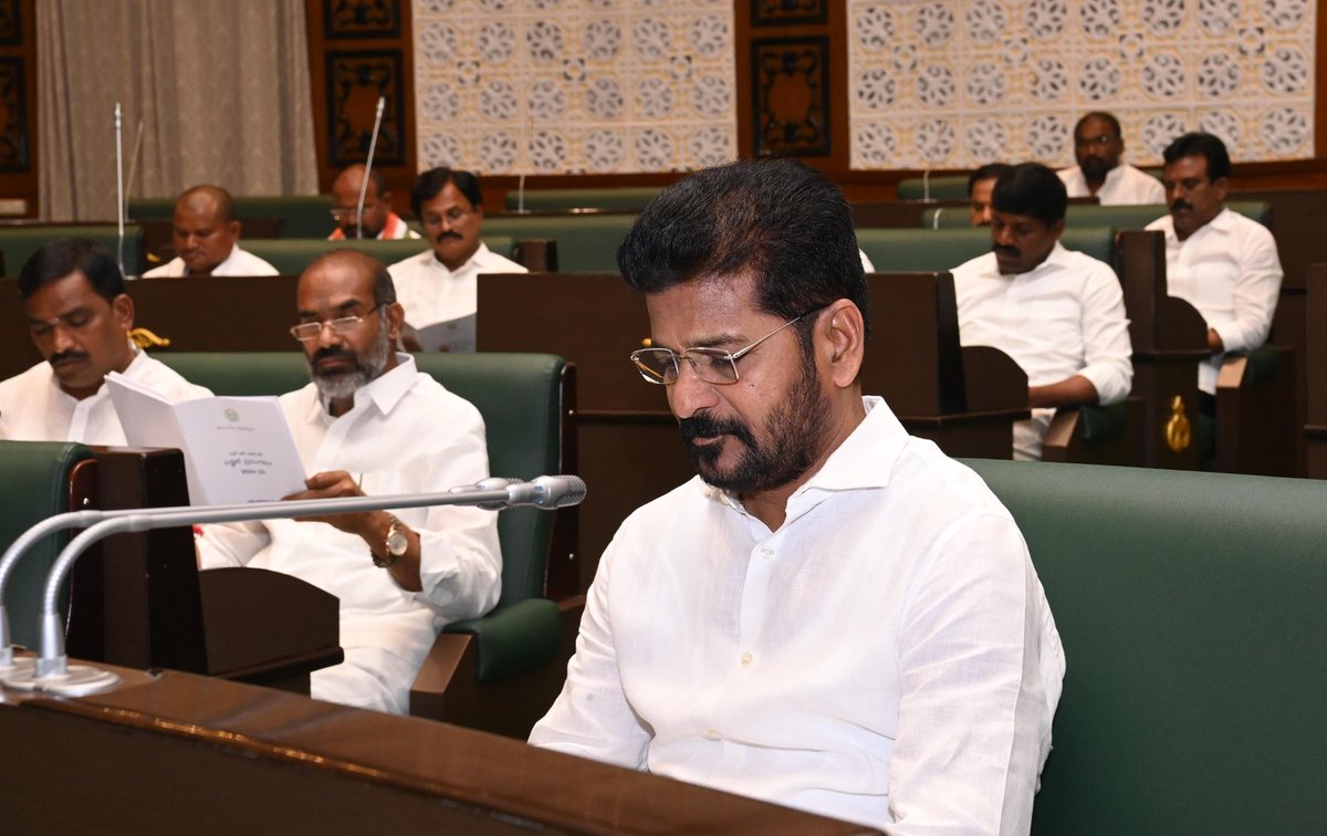 ఈ రోజు శాసనసభలో ఆర్థిక మంత్రి  
శ్రీ  భట్టి విక్రమార్క గారు ప్రవేశ పెట్టిన ప్రజా బడ్జెట్ తెలంగాణ రాష్ట్ర ప్రజల అభివృద్ధి, సంక్షేమంలో కొత్త శకానికి నాంది. 

తెలంగాణ పునర్ నిర్మాణానికి తొలి అడుగు.
#TelanganaBudget