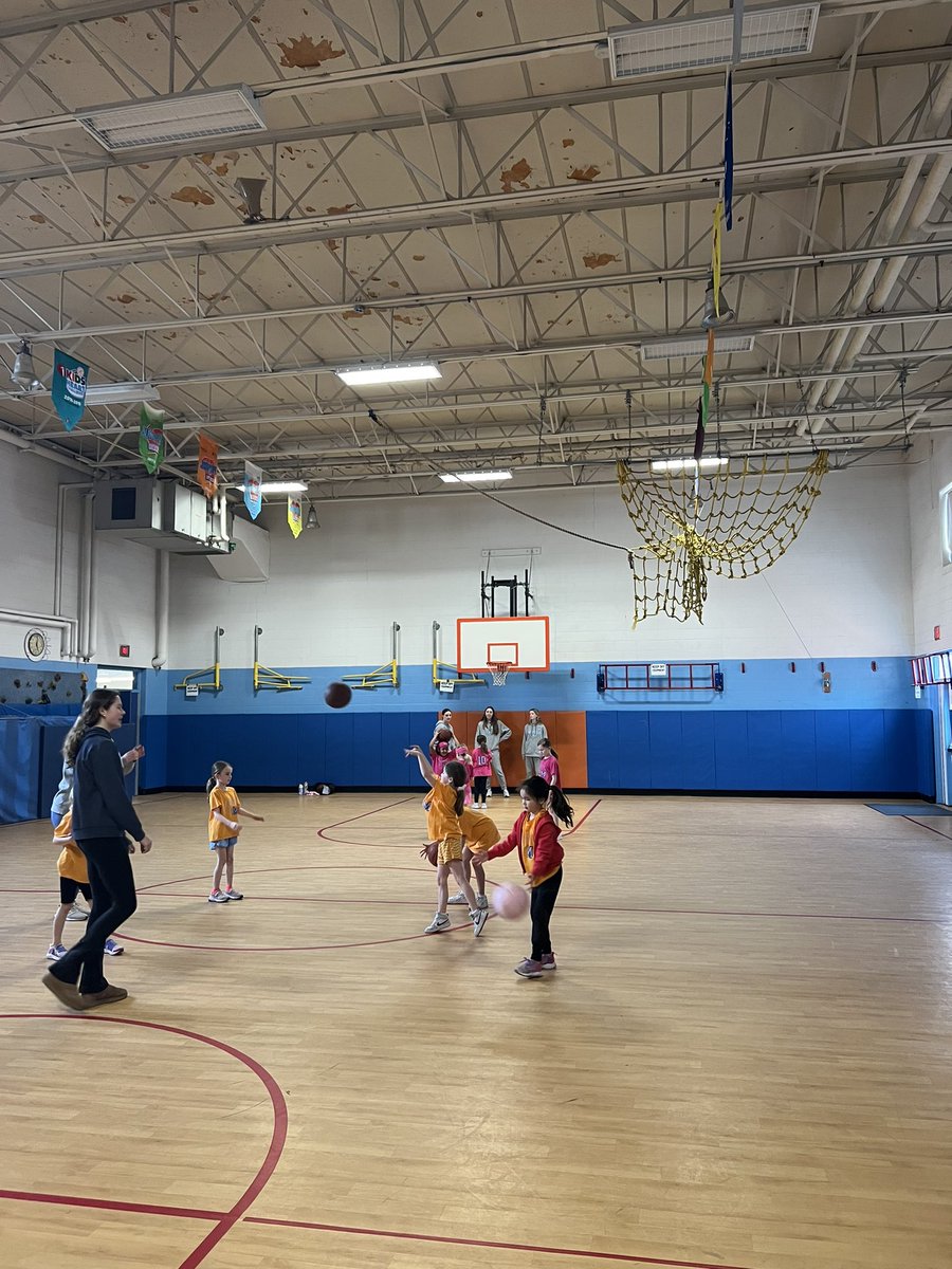 mrsgelinas's tweet photo. Thank you to the girls varsity team for helping our first graders at basketball today! @mnick40 https://t.co/Ksyx4fIPVY