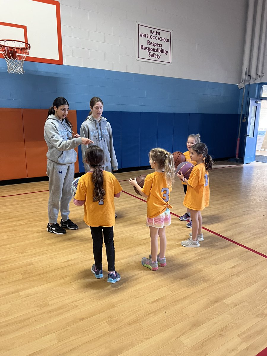 mrsgelinas's tweet photo. Thank you to the girls varsity team for helping our first graders at basketball today! @mnick40 https://t.co/Ksyx4fIPVY