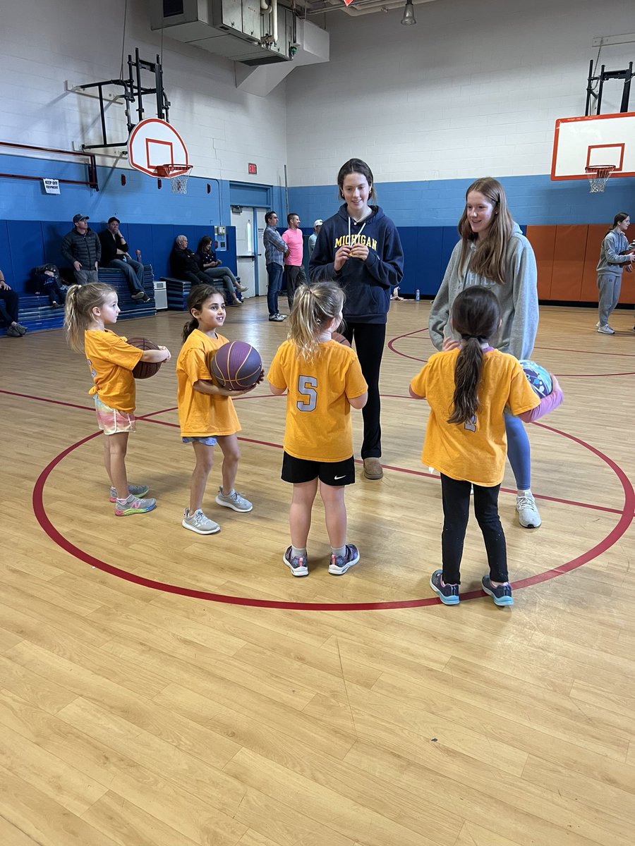 mrsgelinas's tweet photo. Thank you to the girls varsity team for helping our first graders at basketball today! @mnick40 https://t.co/Ksyx4fIPVY
