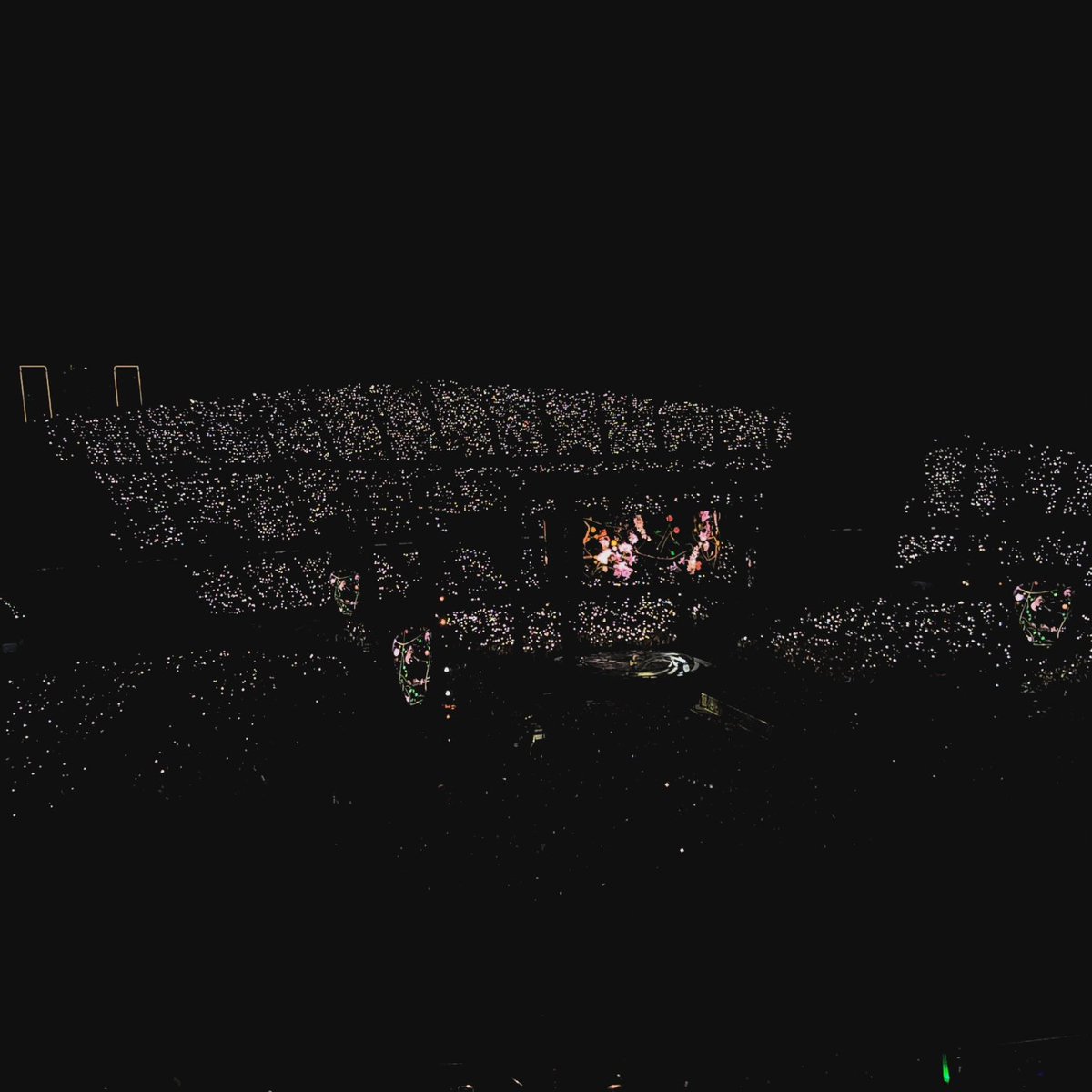 SPIDERPlG's tweet photo. Perfect to night : )
#EdSheeranBKK https://t.co/IlJVT7qaNW