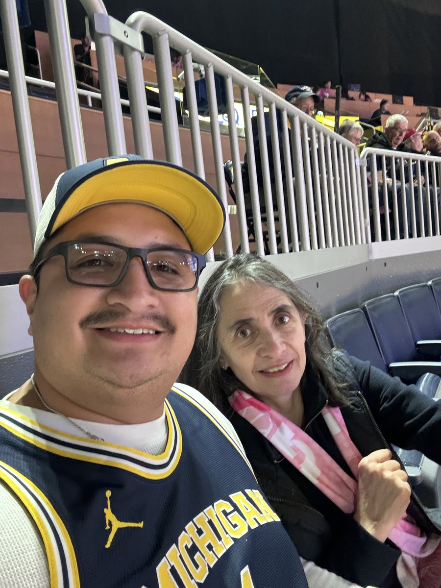 Rico10x's tweet photo. Go Blue! Go Pink! #crislerlive #GoBlue https://t.co/X71XVAg7sG