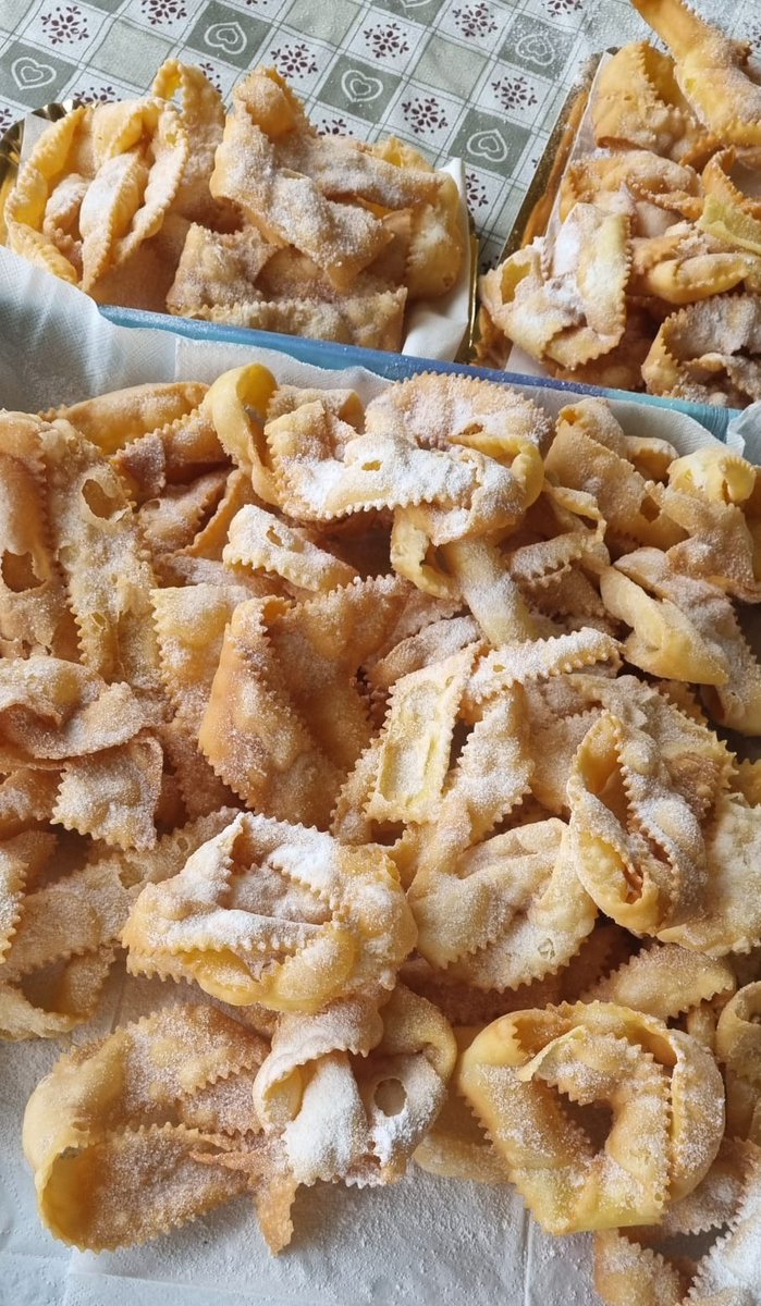 Antonel08210523's tweet photo. Mi hanno mandate queste e mi hanno detto sono tutte tue, io sono a dieta, che faccio le guardo? 🙄O le magno 😂😂😂 https://t.co/Iib4qYfI0T