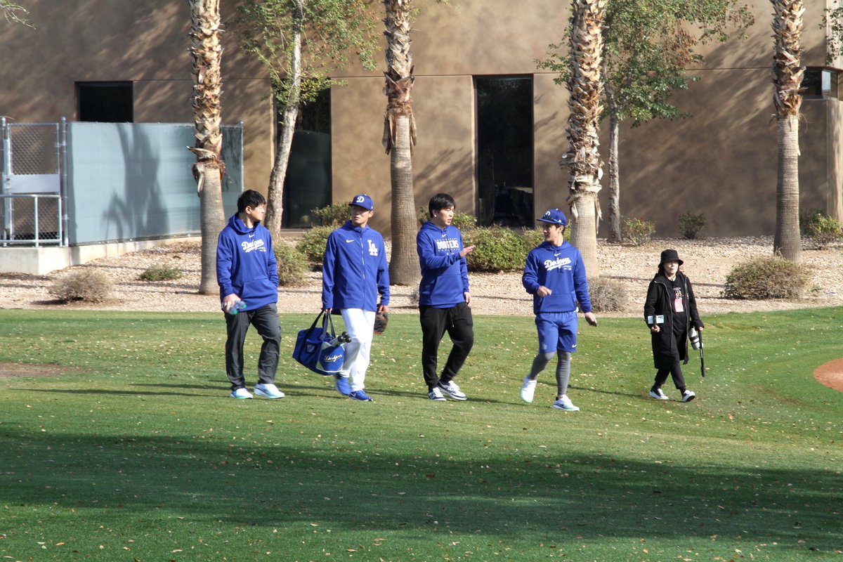 oylmiller's tweet image. Yoshinobu Yamamoto walks onto the practice field for the first time as a @Dodgers  📸 @oylmiller #SpringTraining #CamelbackRanch