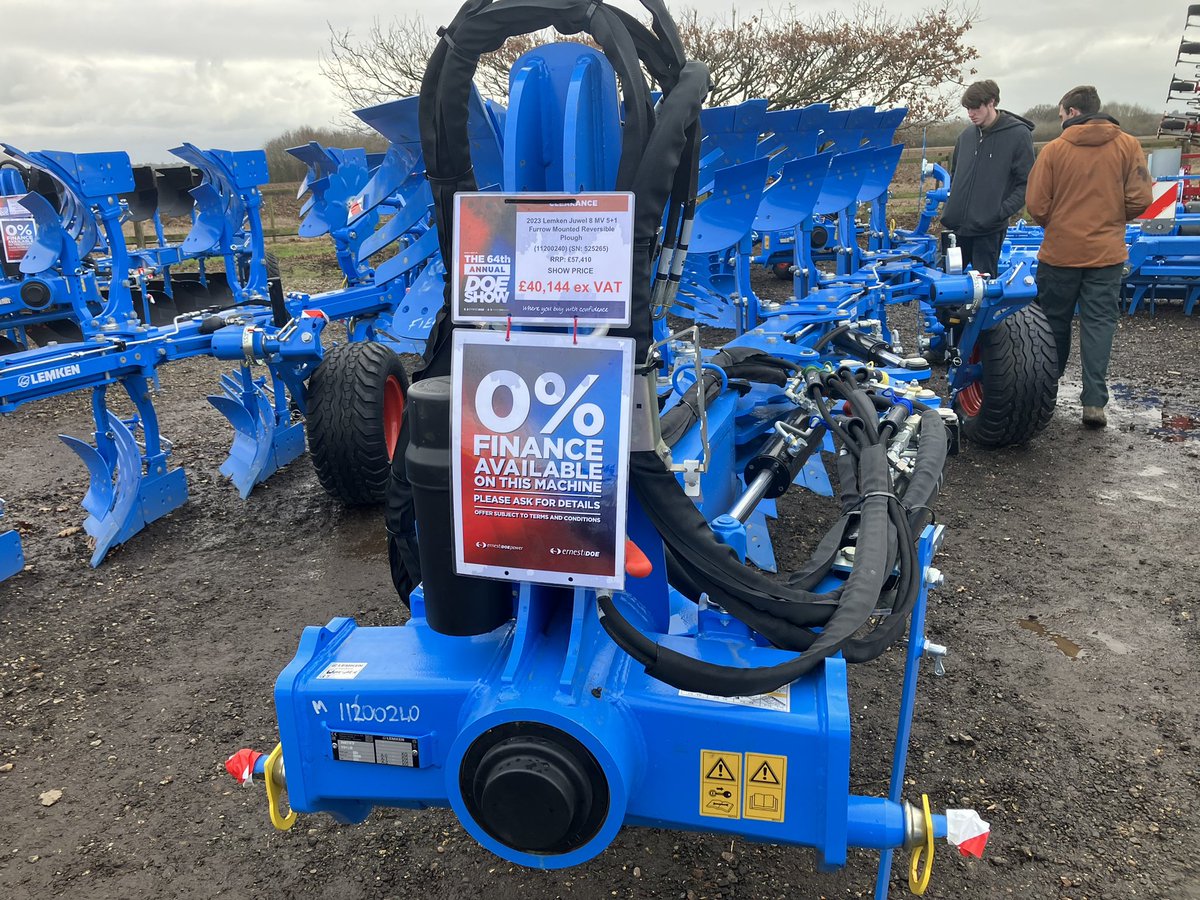 turbotechdog's tweet image. #Machinery at the #Doeshow this week. A 15K 6f plough or a 40K 6f plough. Also a shopsoiled 10.5m Shelbourne Reynolds header trailer for £2,500 😲