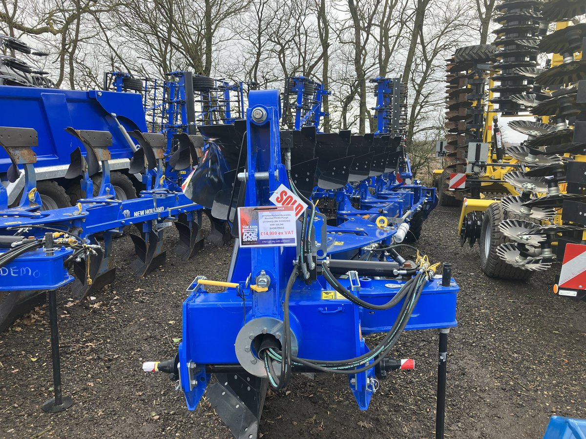 turbotechdog's tweet image. #Machinery at the #Doeshow this week. A 15K 6f plough or a 40K 6f plough. Also a shopsoiled 10.5m Shelbourne Reynolds header trailer for £2,500 😲