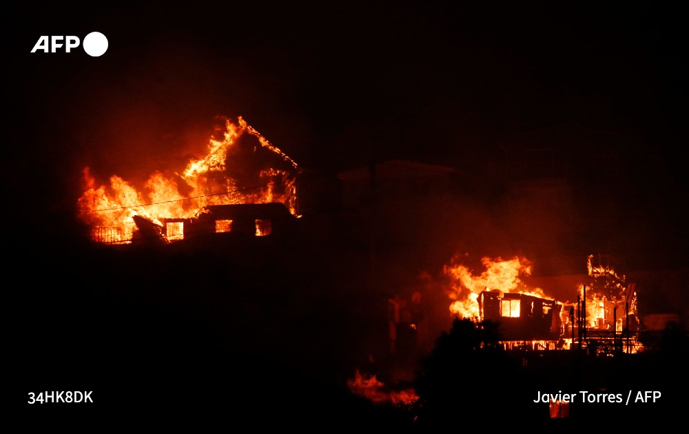 #UPDATE At least 19 people have died in forest fires raging near Chile's coast, Interior Minister Carolina Toha said Saturday, warning the toll was likely to climb higher.