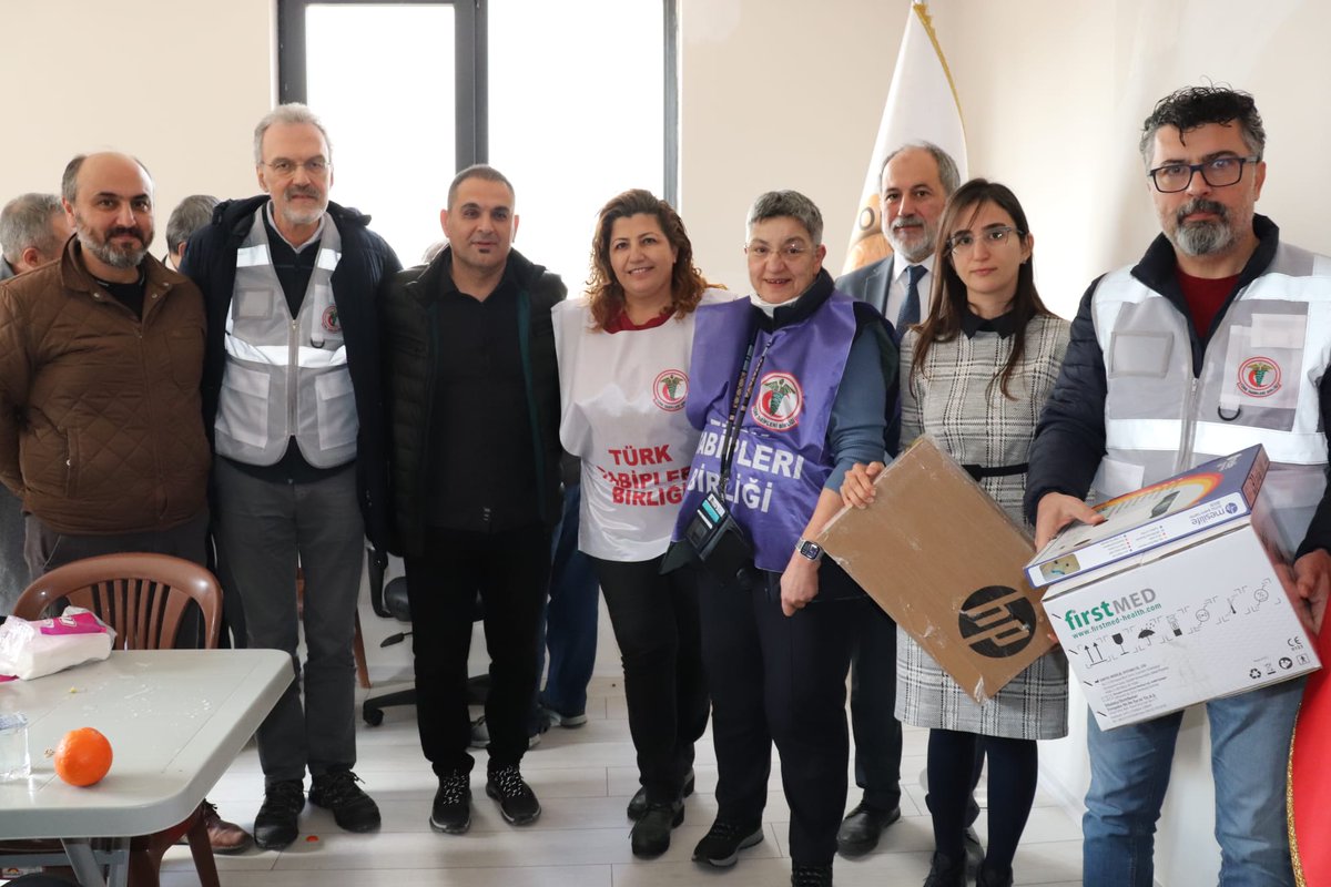 ttborgtr's tweet photo. Şubat depremlerinin birinci yılında deprem bölgesindeyiz!

Depremde ağır hasar aldığı için kullanılmaz hale gelen ve TTB'nin desteği ile yeni yerinde hizmet vermeye başlayan Kahramanmaraş Tabip Odası'nın açılışı yapıldı. Açılışa Kahramanmaraş'taki TTB heyeti de katıldı.

Kahramanmaraş Tabip Odası Başkanı ve TTB Merkez Konseyi üyesi Dr. Lütfi Tiyekli ile tabip odasının önceki dönem başkanları, destekleri için TTB Merkez Konseyi'ne teşekkür etti.

TTB Merkez Konseyi Başkanı Dr. Şebnem Korur Fincancı ise depremlerin birinci yılında Türkiye'nin dört bir yanından deprem bölgesine geldiklerini, bugüne kadar olduğu gibi bundan sonra da dayanışmayı büyüteceklerini ifade etti. Korur Fincancı, depremin ilk gününden bu yana TTB ile birlikte yürüttüğü çalışmalar için Kahramanmaraş Tabip Odası'na teşekkür etti.

📢 #DepremiUnutma