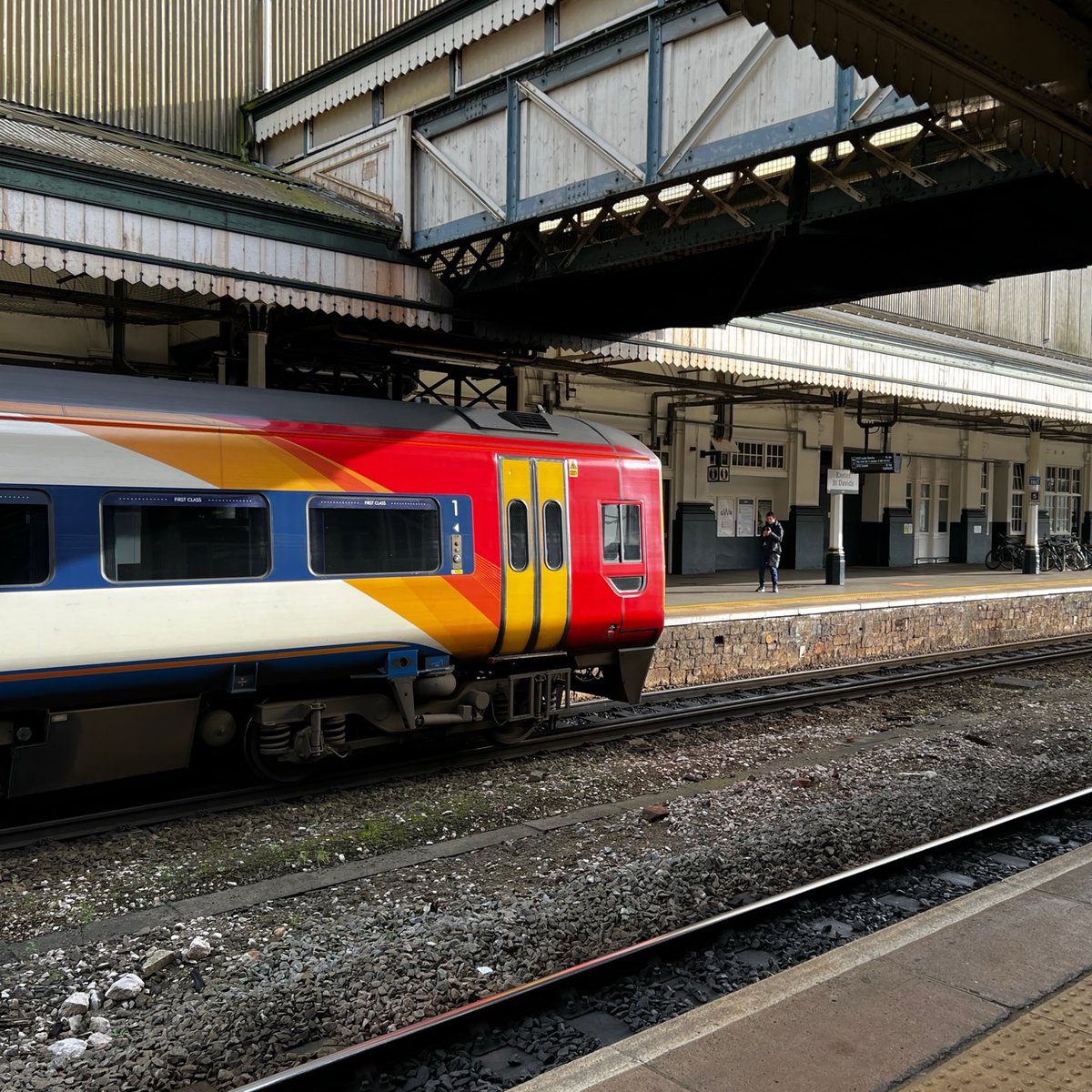 19EightFour's tweet photo. Exeter St David’s with a Waterloo bound train waiting to go https://t.co/SOUE3DwfLo
