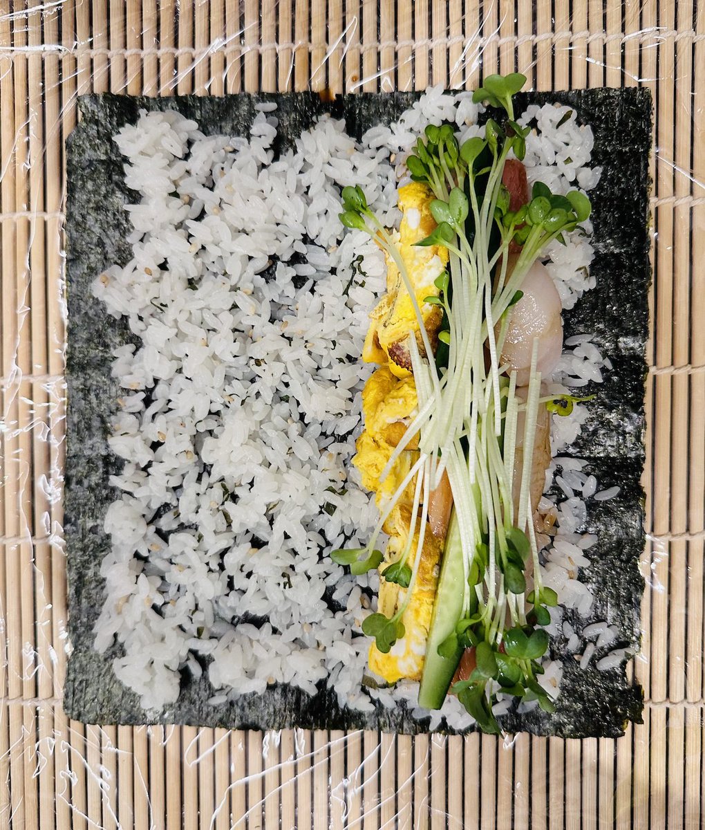 SeanIsHunter's tweet photo. 恵方巻き寿司にした🍣 https://t.co/wLmKNjpfrr