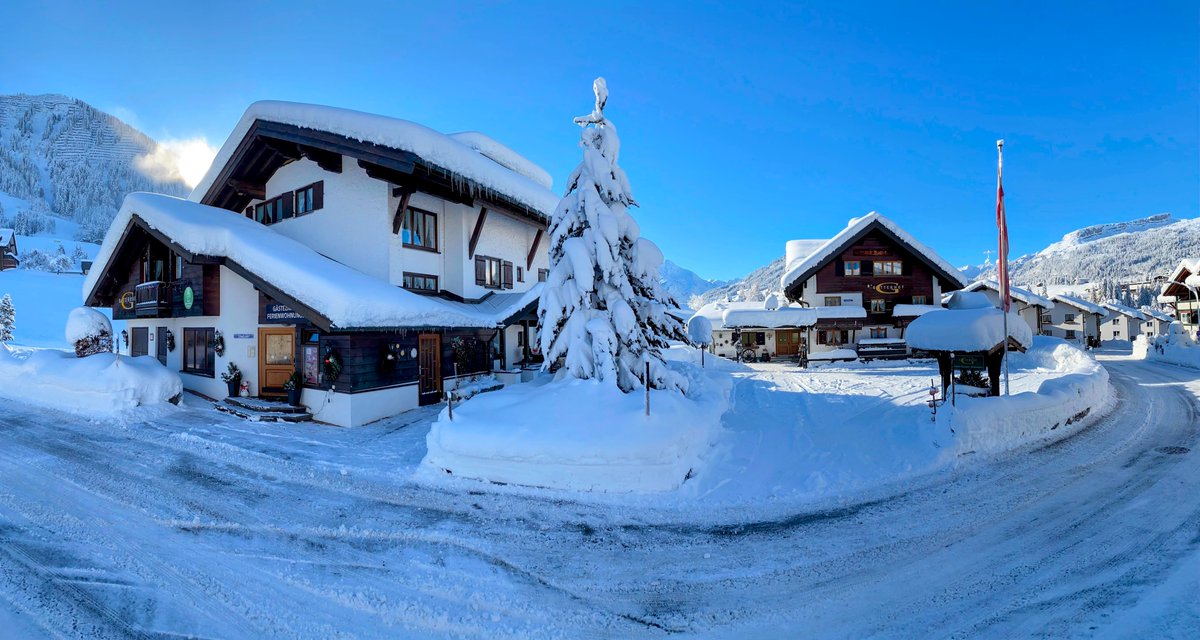 So schaut der Winter aus. Bild ist zwar von Anfang Dezember. Aber zumindest unsere Häuser schmilzen niemals weg #winter #kleinwalsertal #riezlern #winterurlaub #schneenochda #skifahren #gatterhof #austria