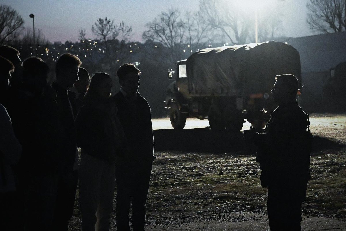 7RMATofficiel's tweet image. Accueil de @DEFINSEEC au 7e RMAT. Une visite nocturne du régiment pour mettre en avant les missions et les métiers de l’@armeedeterre 🪖et du #COMMF 🛠️

#cohésionnationale
#sensdudevoir
@Defense_Sud_Est 
@27bim