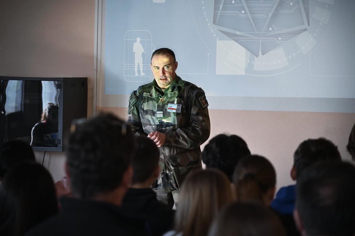 7RMATofficiel's tweet image. Accueil de @DEFINSEEC au 7e RMAT. Une visite nocturne du régiment pour mettre en avant les missions et les métiers de l’@armeedeterre 🪖et du #COMMF 🛠️

#cohésionnationale
#sensdudevoir
@Defense_Sud_Est 
@27bim