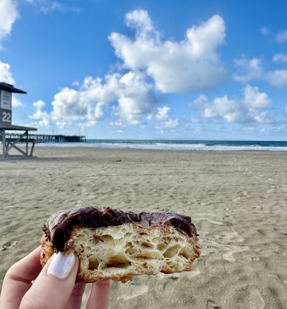 alex_tatarian's tweet photo. It’s #HaikuSaturday! 🥐🍩🏖️🌊

In honor of yesterday’s #PathFigureFriday post!

laminated dough
flaky waves crash on the shore
layer by layer

#cronut #baking #poetry #beachday
 #poetrycommunity #poetrytwitter https://t.co/G0HIsQSkPx