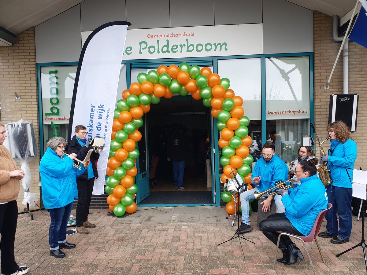 BelangenBurger's tweet photo. Vandaag werd buurtschapshuis 'De Polderboom' in #Goudswaard geopend Wat is het mooi en gezellig geworden en wat hebben de vele vrijwilligers veel werk verricht π Elkaar ontmoeten of activiteiten plannen is weer mogelijk Het #dorpsgevoel is terug π #voorenmetelkaar https://t.co/p5Rxu2HVBC