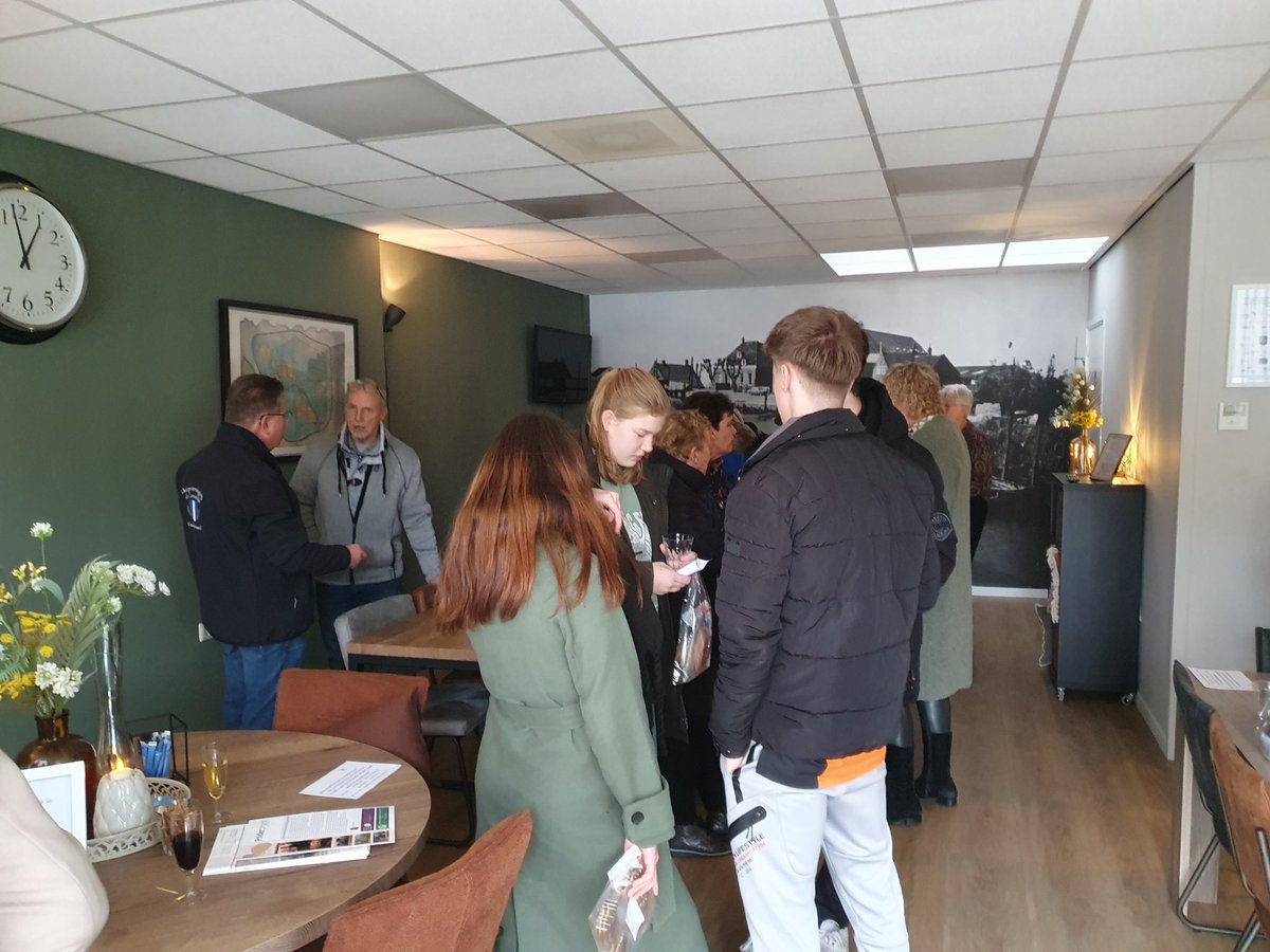BelangenBurger's tweet photo. Vandaag werd buurtschapshuis 'De Polderboom' in #Goudswaard geopend Wat is het mooi en gezellig geworden en wat hebben de vele vrijwilligers veel werk verricht π Elkaar ontmoeten of activiteiten plannen is weer mogelijk Het #dorpsgevoel is terug π #voorenmetelkaar https://t.co/p5Rxu2HVBC