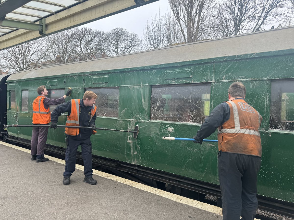 Toast_Not_Found's tweet photo. Not your average hand car wash… 😆 The team and I are out in the sea breeze, on Swanage’s platforms giving our coaches a deep clean and prepping them for service next week! https://t.co/oIPyTL9W4X