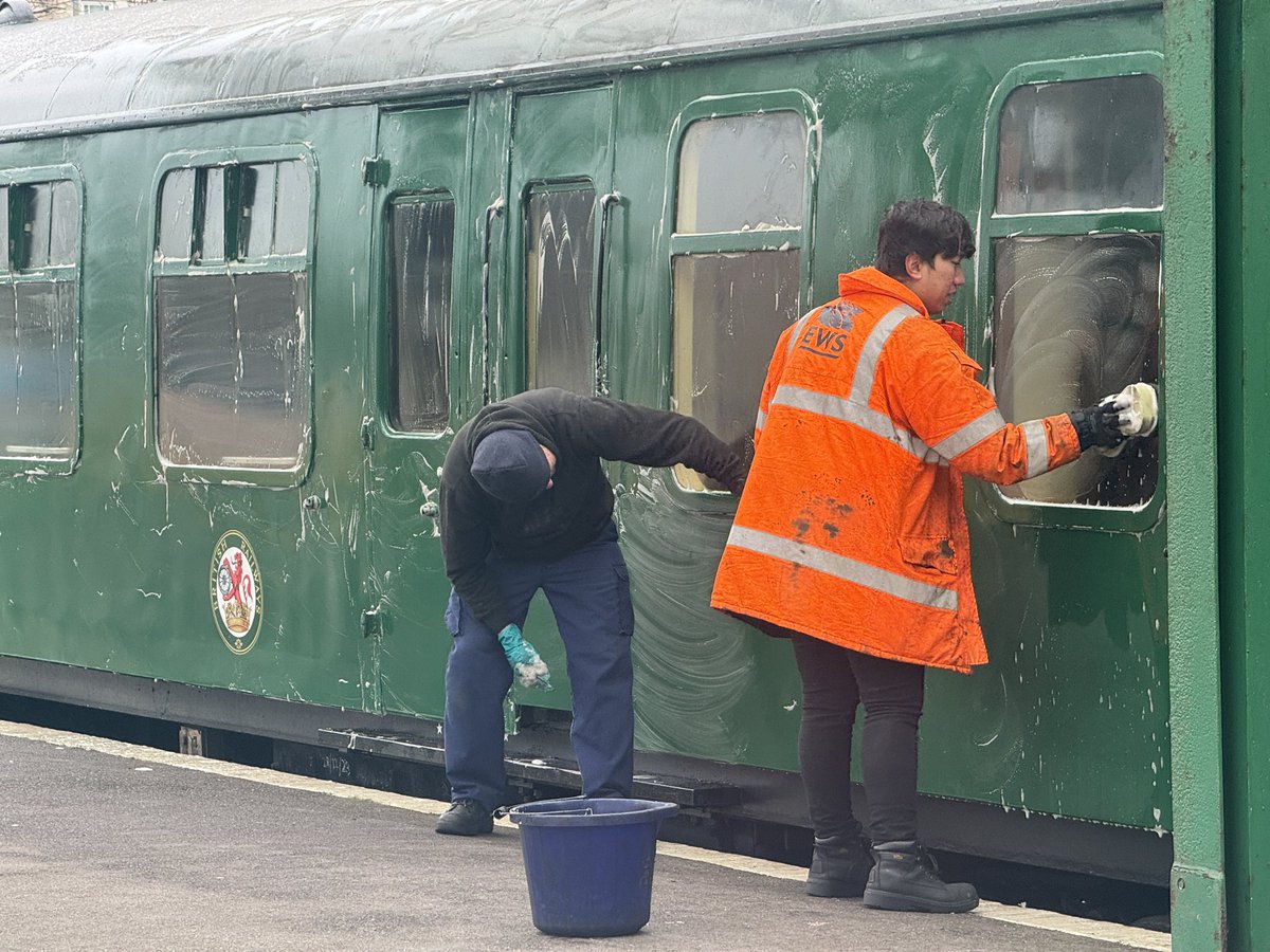 Toast_Not_Found's tweet photo. Not your average hand car wash… 😆 The team and I are out in the sea breeze, on Swanage’s platforms giving our coaches a deep clean and prepping them for service next week! https://t.co/oIPyTL9W4X