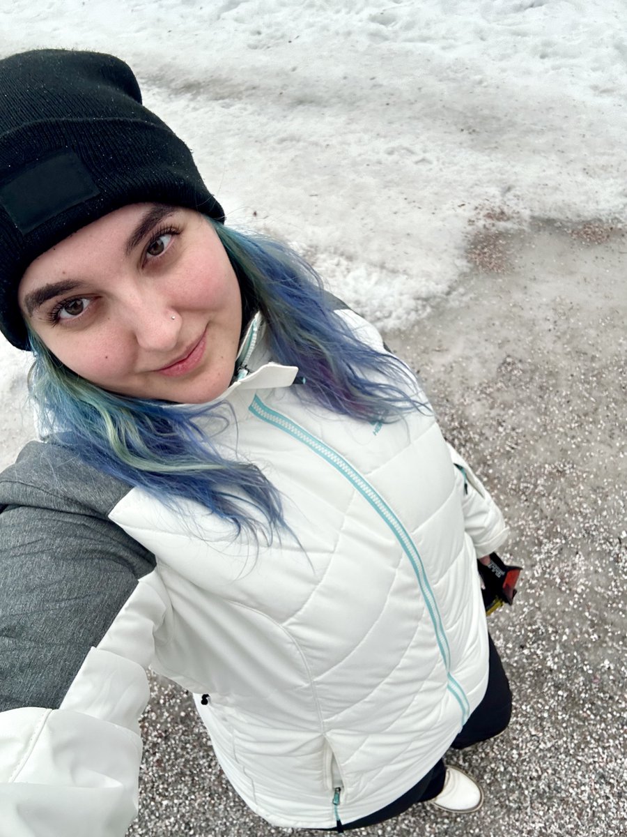 Gabuxya's tweet photo. Přiznávám, že se mi vůbec nechce těma sáňkama pak dolů, protože to bude strašně bolet zase…
#Apalucha https://t.co/6UNfrQkmic