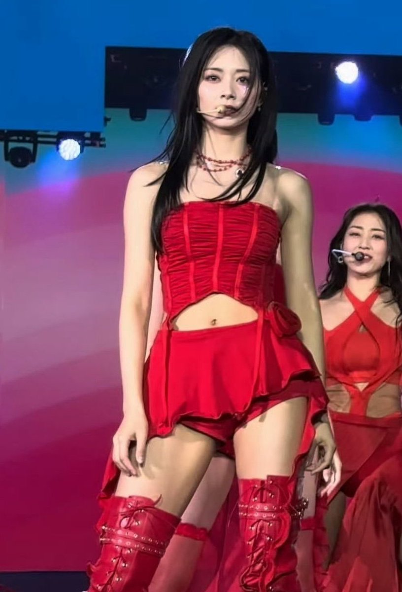 galleryoftzu's tweet photo. THIS chou tzuyu was insane for this https://t.co/TjYmSsETud