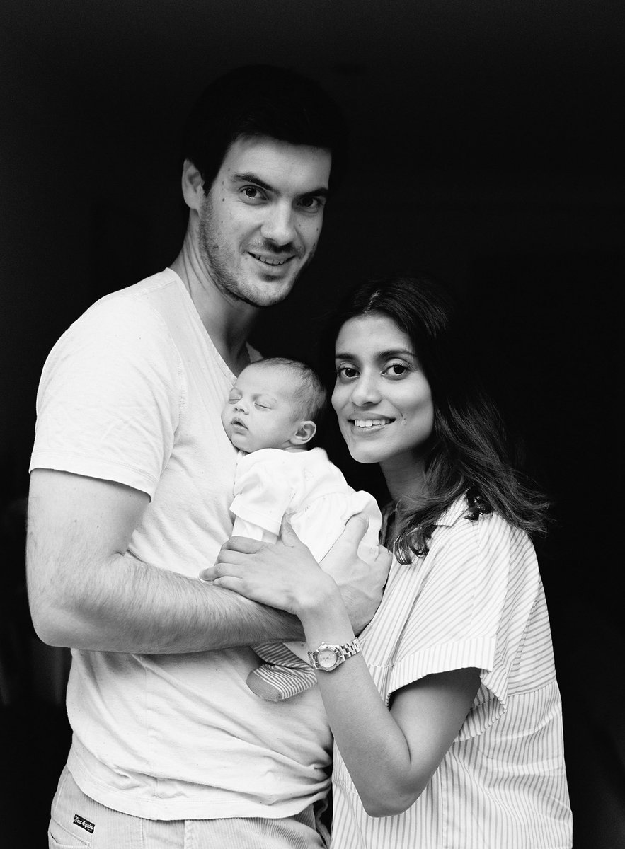 Victoria_Phipps's tweet photo. Sometimes it’s about keeping things simple. It’s about two people looking straight into the lens and in so doing capturing the moment their lives changed forever. Relaxed, happy, classic.

#newbornphotography #babiesonfilm #kodaktrix400 https://t.co/B0pt9EeqXB