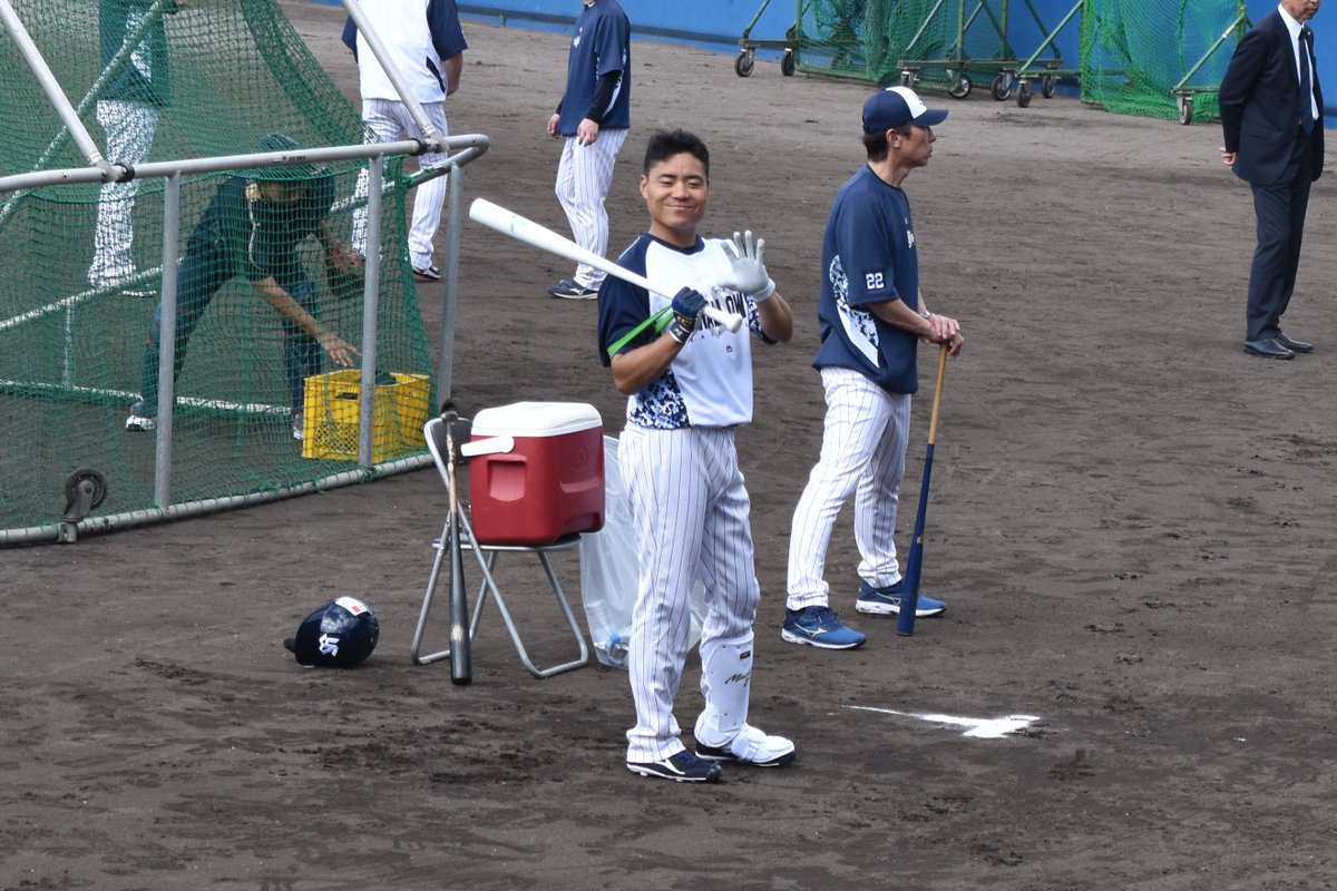 pb_77Afes's tweet photo. お久しぶりです。
先日行われた二次査定の結果が発表され、無事合格、来年度の文化祭に出展できることが決まりました！
ということで展示責任者と会計責任者で沖縄春季キャンプに行ってきました。浦添にてヤクルト中村選手のカメラ目線です、嬉しい！
文化祭まで残り3ヶ月、最後まで頑張ります！ https://t.co/8VRqH12BYM