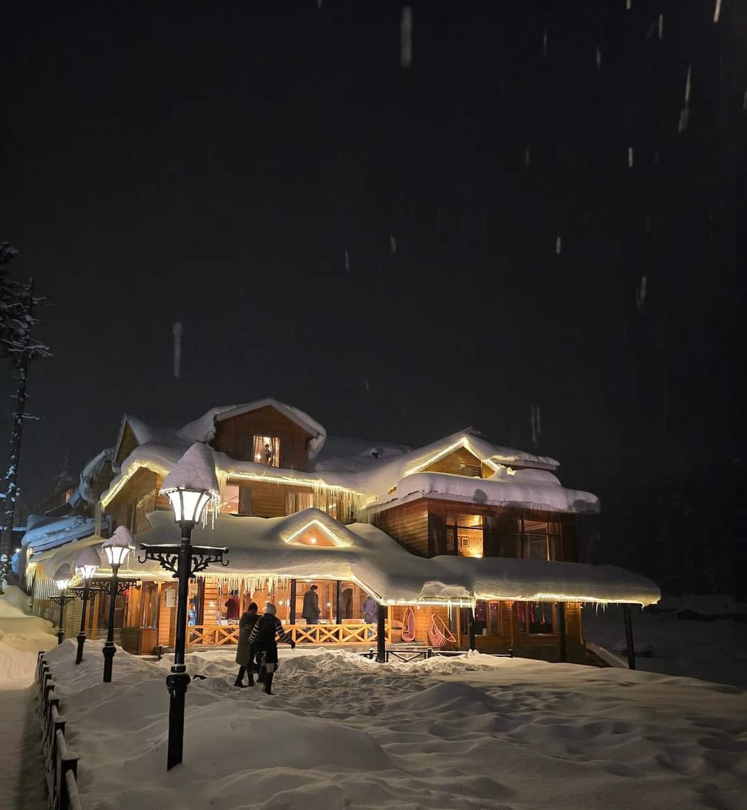 mussarat_zia's tweet photo. Gulmarg & Snow are inseparable! It suddenly becomes a treat & royal retreat. 
Pic credit @rjnasirkashmir
