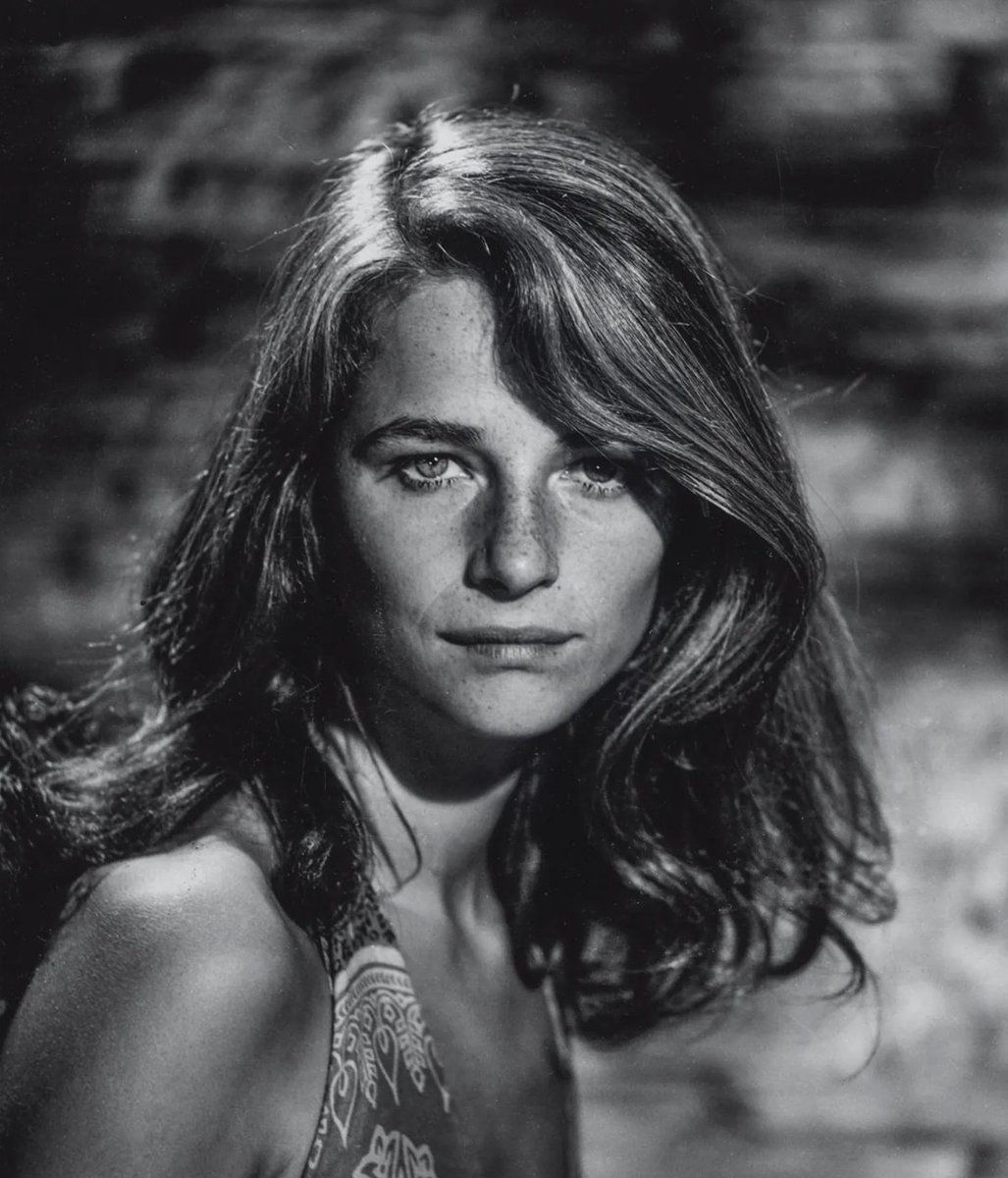 MYCAAcine's tweet image. Charlotte Rampling alcanzó la categoría de mito erótico con la polémica película 'Portero de noche' (1974). Cuatro décadas después fue nominada al Óscar a Mejor Actriz por su papel en '45 Years' (2015). Hoy muchos la conocerán por su papel como Reverenda Madre en la saga 'Dune'